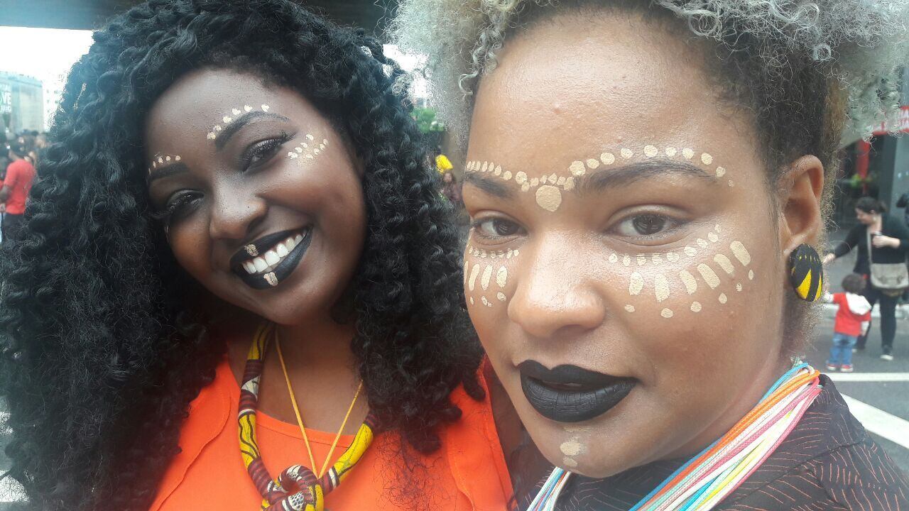 Manifestantes foram com pinturas nos rostos