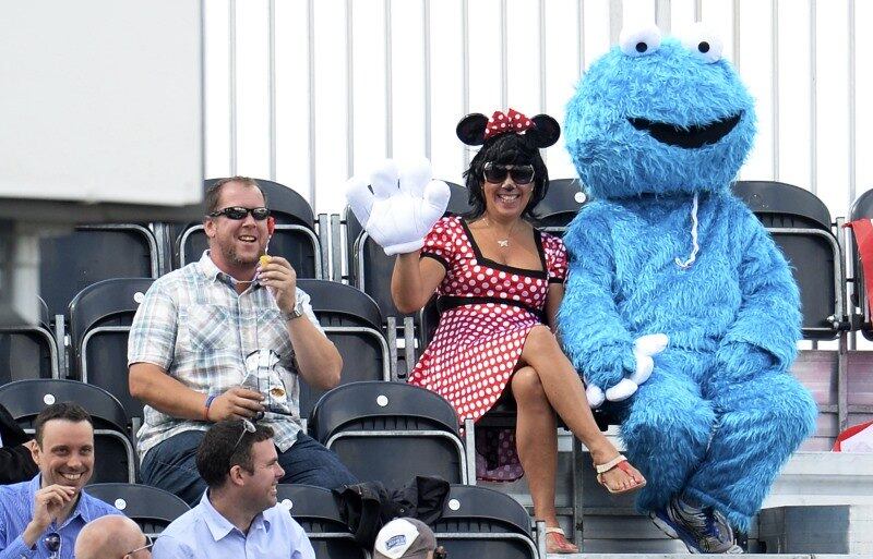 Espectadores com fantasias
divertidas acompanham jogo de críquete entre Inglaterra e Índia em Manchester,
no Reino Unido