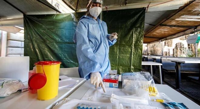 Funcionária prepara kit em centro de testes rápidos em Roma
