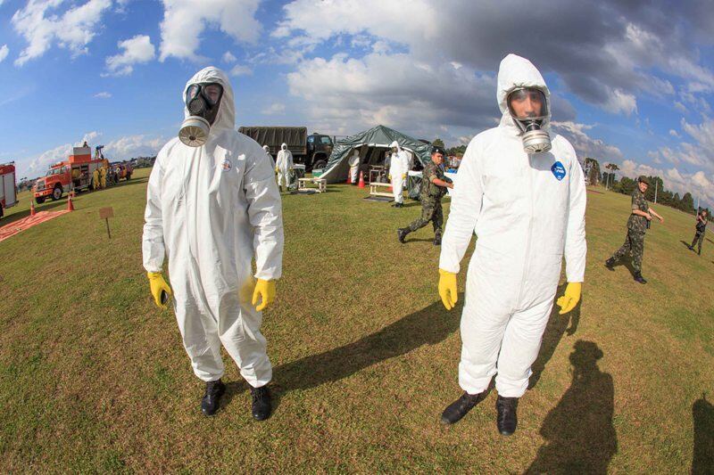 O texto está repleto de imagens antigas de operações da FAB. Ao lado dessa foto acima, a FAB lembra: "Em
livros, programas de televisão e filmes — olá fãs de The Walking Dead e
Resident Evil — os zumbis, em geral, são criados por vírus, que pode ser
retransmitido por meio de mordidas ou troca de fluidos corporais". Um zumbi "é
uma criatura morta que volta à vida e age de forma instintiva, privada de
vontade própria"