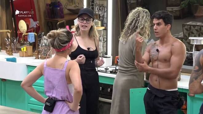 Na manhã que antecedeu a Prova do Fazendeiro, Nadja provocou a roceira ao chamá-la de "manipuladora nata". Ana Paula, por sua vez, não aguentou as provocações e comprou a briga: "O seu caso é de psiquiatra". A discussão virou uma briga generalizada entre os demais peões 