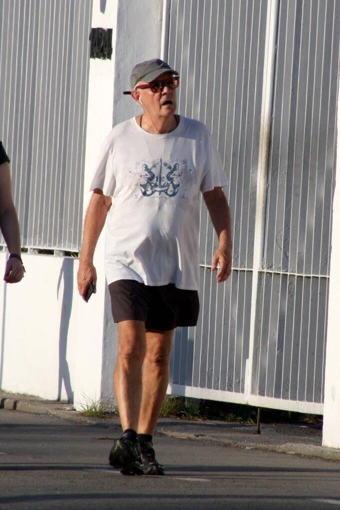 Aos 69 anos, Ney Latorraca mostra cansaço em dia de caminha no Rio de Janeiro