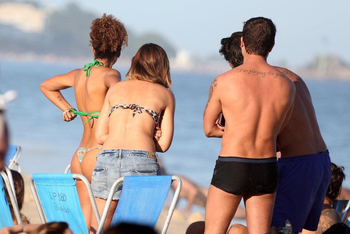 Sheron Menezes exibe corpão em dia de praia com os amigos no Rio de Janeiro