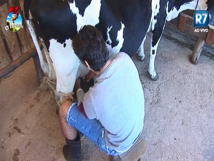 E completou a frase, feliz da vida.

— Vou dar aquela lavada na mão, aquela lavada bonita, pra dar aquela ordenhada. É o que eu gosto de fazer.

Todos gostam de ver 'aquela' alegria ao trabalhar tão cedo no domingo, Leo Rodriguez

+ Depois de curtir a festa, Diego Cristo provoca Roy e DH. Veja fotos!
+ Festa Cordel acaba em briga entre Diego, DH e Roy. Veja o Vídeo. 

