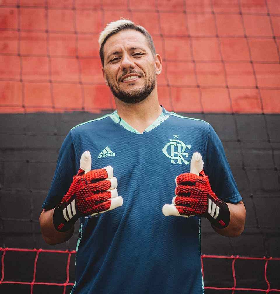 Diego Alves está completando 35 anos nesta quarta-feira. Ele chegou ao Flamengo em 2017 e já está entre os maiores goleiros da história do clube. Nesta galeria, mostramos a lista dos 12 maiores paredões do Rubro-Negro. Confira (por Carlos Alberto Vieira)