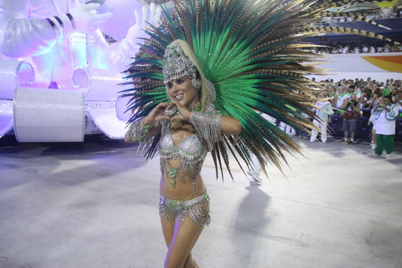 Quem também brilhou foi Wanessa Camargo, na Mocidade Independente de Padre Miguel