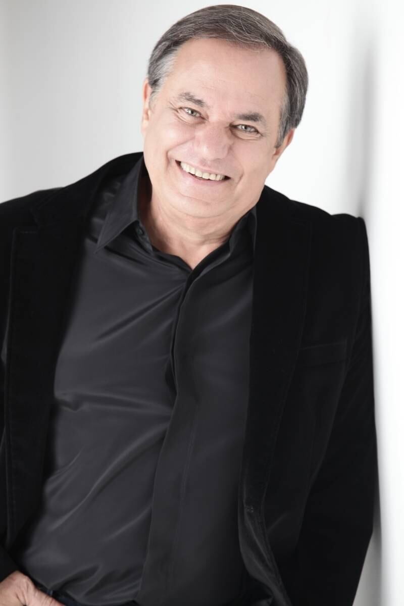 Aos 70 anos, a publicação sobre Ronnie Von mostra momentos importantes da vida do cantor e apresentador, como a época da Jovem Guarda, o relacionamento com a família, com os filhos e sobre os dias atuais. Ronnie é casado com Cristina, com quem tem um filho, Leo Von