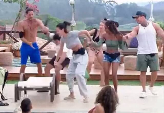 Felipe Sertanejo

Em A Fazenda 10, Felipe Sertanejo estava comemorando com os outros peões, quando resolveu pular na espreguiçadeira, se desequilibrou e caiu.Os peões não se aguentaram e quase morreram de tanto rir!