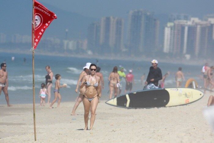Rita Guedes é fotografada caminhando com biquíni pequeno