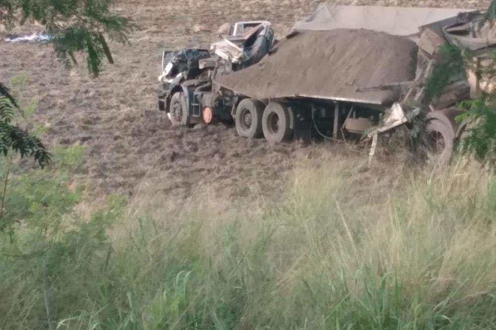 Caminhão envolvido no acidente que provocou 41 mortes em Taguaí (SP)