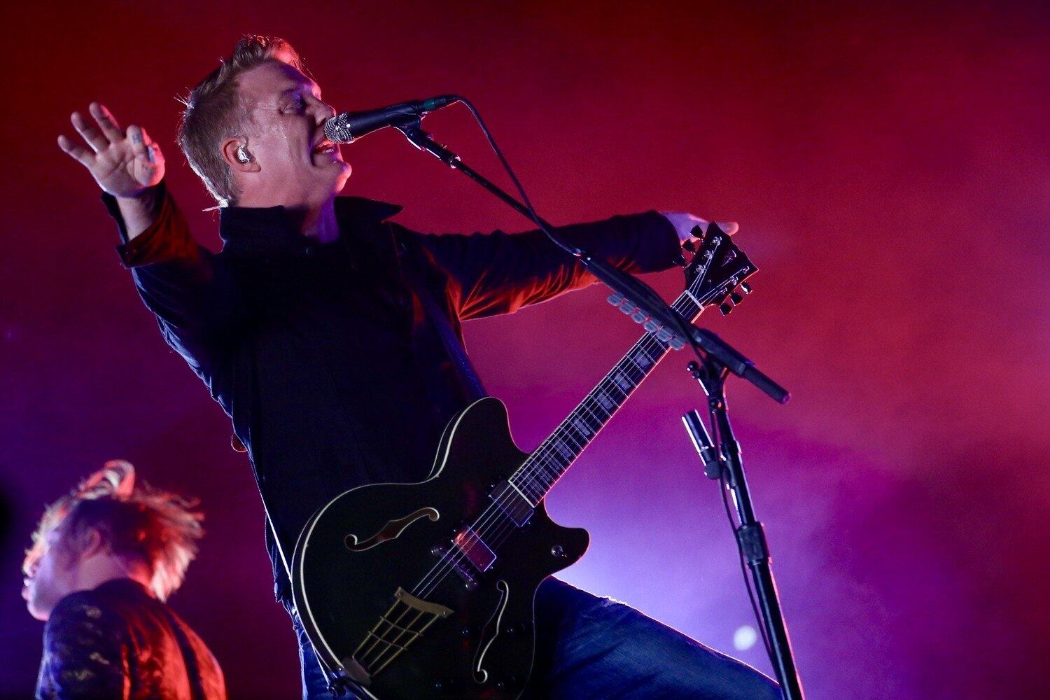 O vocalista Josh Homme durante o show no Allianz Parque