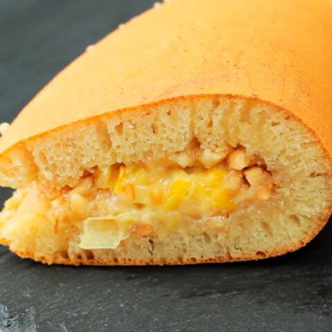 Apam Balik: na Malásia esta receita é feita a partir da mistura de farinha, ovos, açúcar, bicarbonato de sódio, leite de coco e água. Assemelha-se a uma panqueca grossa cozida recheada com amendoim, açúcar e milho doce.