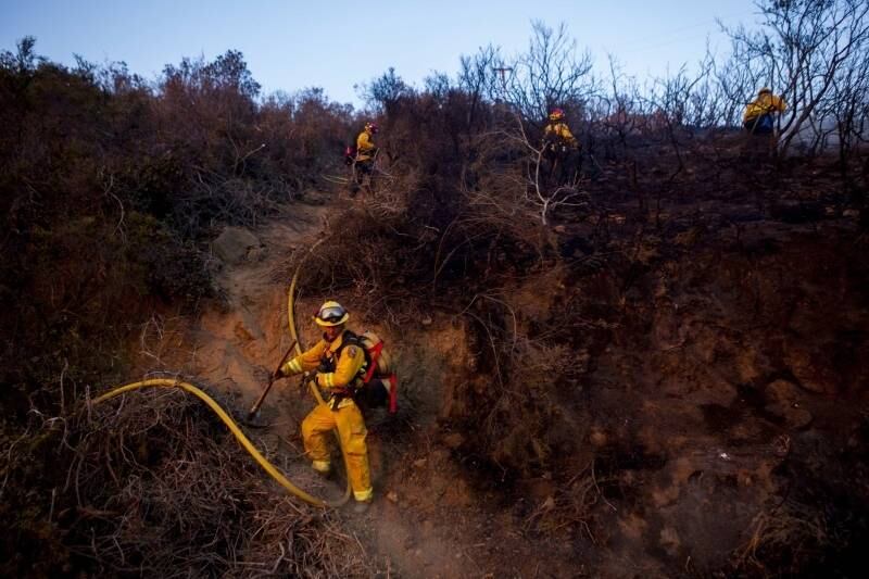 Bombeiros inspecionam danos
do grande incêndio florestal que atinge a Califórnia nesta semana. 125 mil
pessoas precisaram deixar suas casas devido ao fogo, incomum para o mês de maio