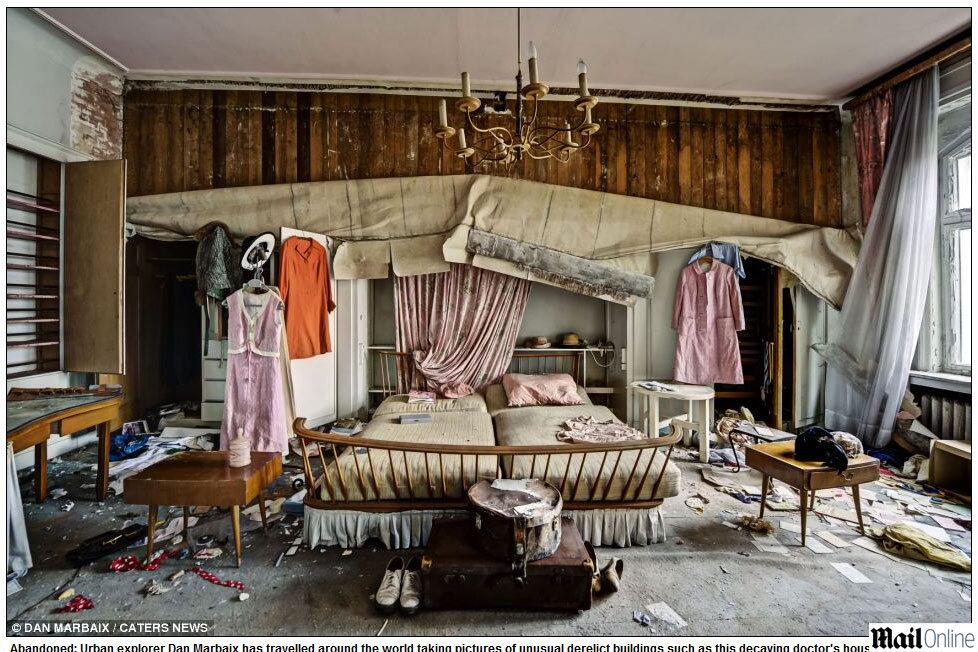 

No início, era apenas um hobby, algo que Dan Marbaix fazia apenas aos fins de semana. Mas, aos poucos, o fotógrafo acabou se apaixonando pelo trabalho de retratar edifícios abandonados.



— Eu comecei a conhecer pessoas que faziam a mesma coisa e,
sem perceber, eu estava fotografando quase todo fim de semana.



Acima, cômodo antigo da casa de um médico na Alemanha