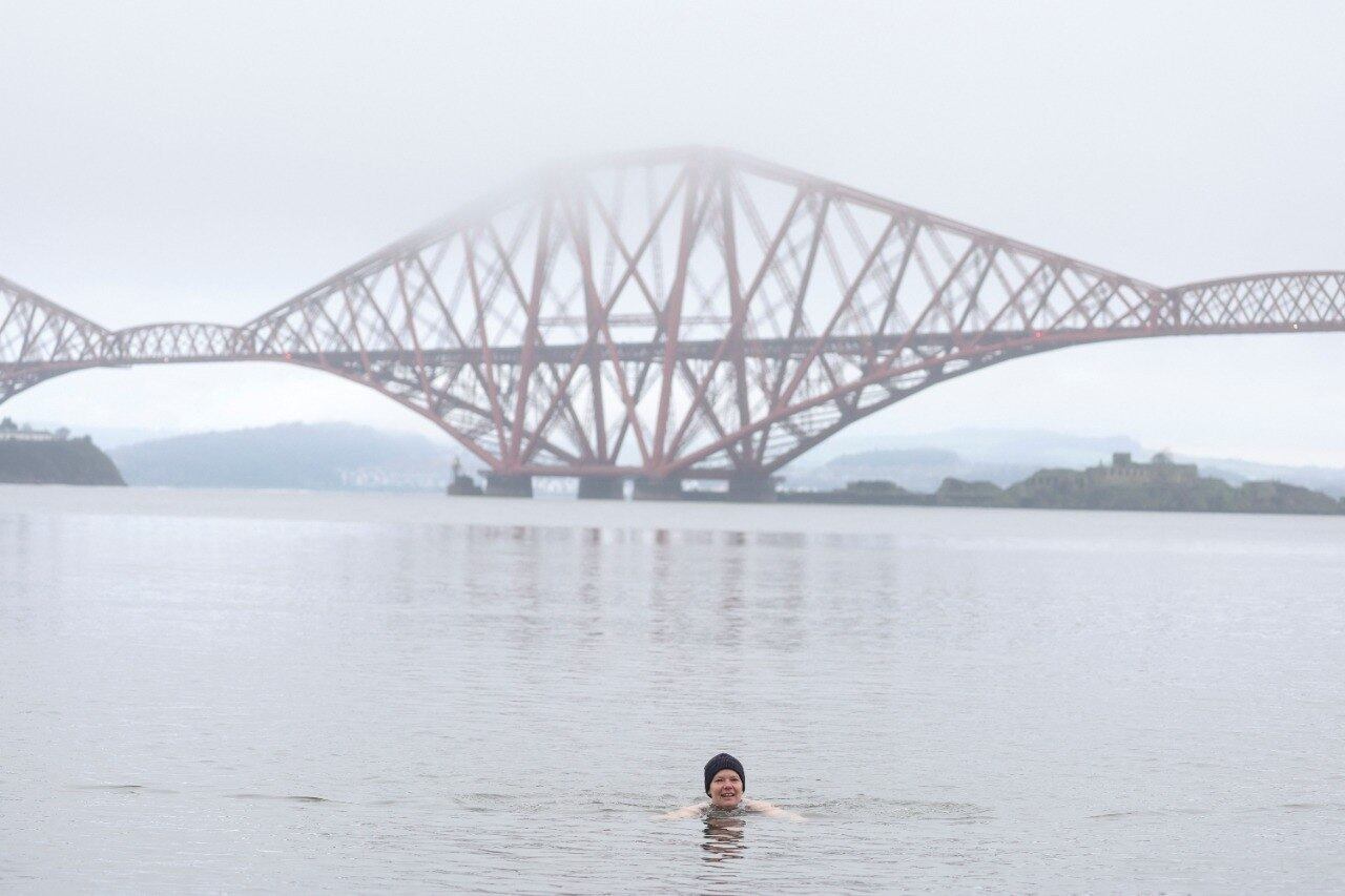 Na Escócia, também é comum ver pessoas mergulhando em águas supergeladas no primeiro dia do ano
