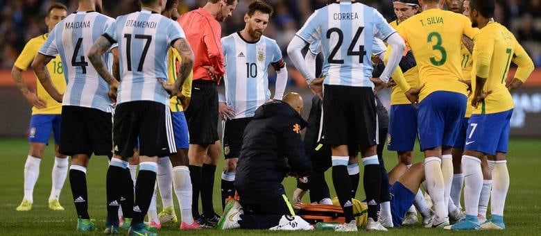 Gabriel Jesus teve de ser atendido ainda no gramado e foi retirado de maca pelos médicos da seleção