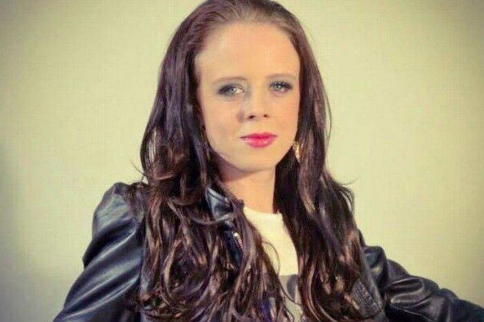 Uma mulher que vomita 15 vezes ao dia descreveu quão rara é a doença incurável que ela tem e explicou como o problema acabou com a vida dela, o que a fazer quase perder a filha.
Christina Smith, 27, sofre de uma doença chamada Síndrome do Vômito Cíclico (da sigla em inglês CVS), que faz com que ela vomite várias em crises que acontecem sempre em ciclos