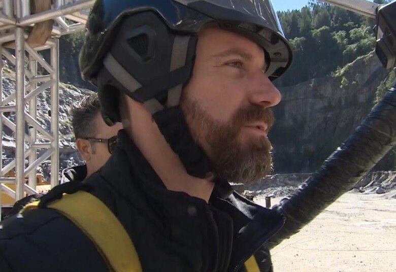 Na tarefa a ser cumprida no Desafio dos Casais, esposa e marido precisam atravessar uma ponte, erguida a 40 metros de altura