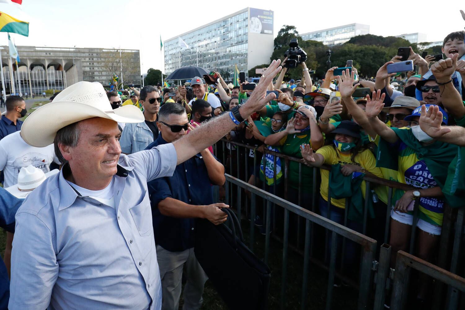 Bolsonaro está entre Partido da Mulher e PRTB
