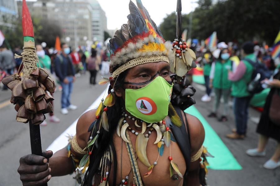 Entre os dias 19 e 20, dois integrantes do partido Colombia Humana e dois indígenas foram assassinados, em menos de 24 horas, ainda enquanto os indígenas se encaminhavam para a capital do país