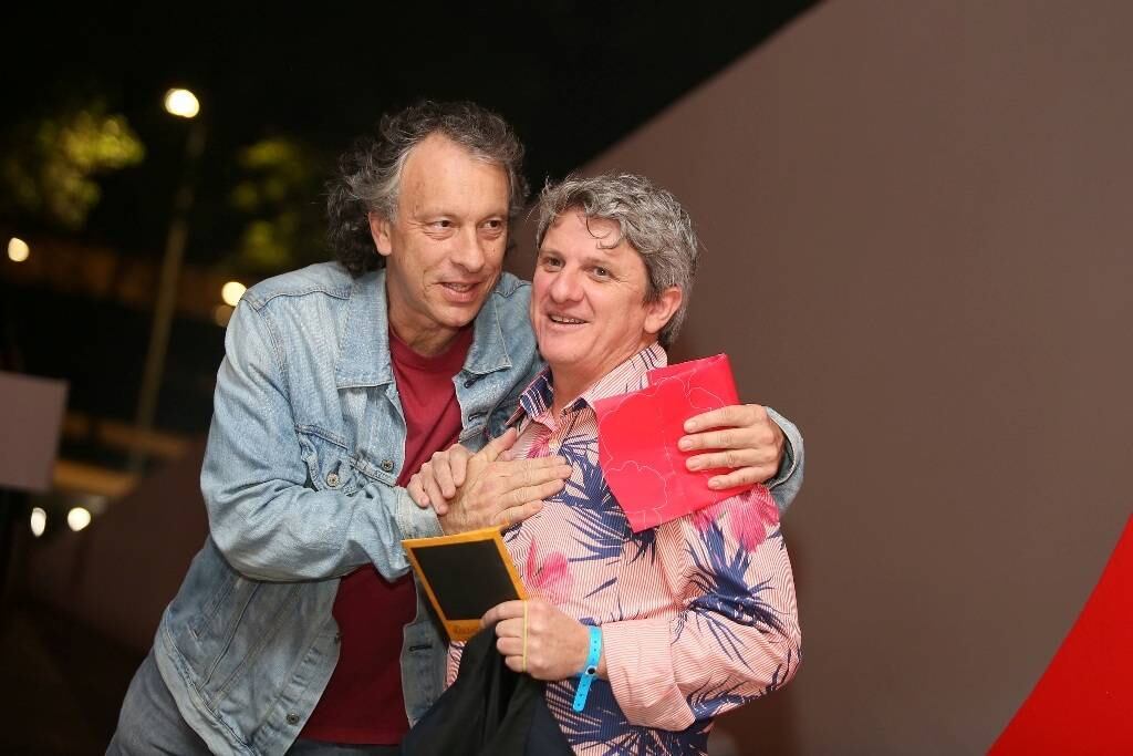 Renato Ciasca dá um abraço em Ivan Mello no lado de fora do Auditório Ibirapuera