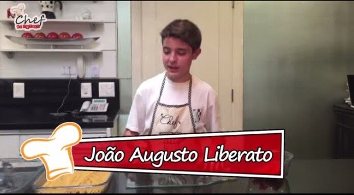 Que fofura! João Augusto Liberato, de 13 anos, filho de Gugu Liberato acaba de lançar um canal de culinária no Youtube. No vídeo, o garoto ensina receitas práticas e fáceis