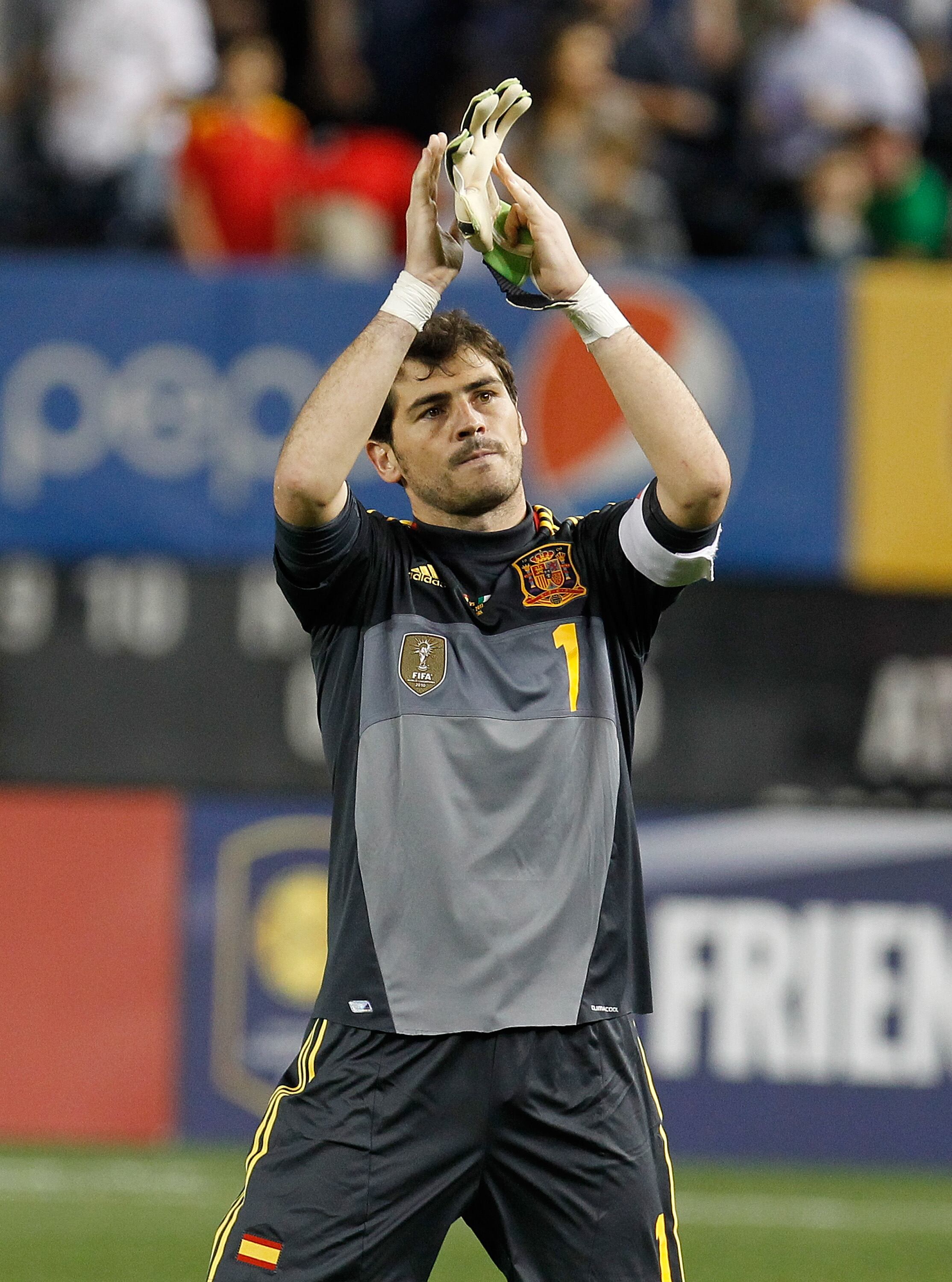 O goleiro Casillas foi o principal motivo do racha entre técnico e equipe quando Mourinho ainda estava no Real. O treinador resolveu tirar o capitão merengue da equipe para revolta de torcida e alguns companheiros de equipe do espanhol