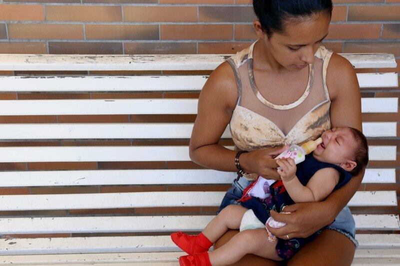 Mãe alimenta bebê com microcefalia causada pelo zika vírus