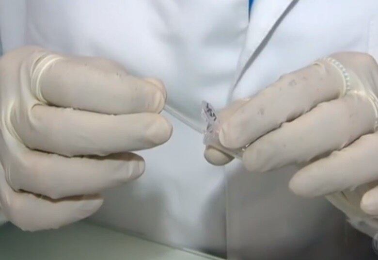 A febre amarela tem tirado o sono de muita gente e não há duvidas de que é melhor prevenir do que remediar. Mas, se há um caso suspeito, nada melhor que seja detectado rapidamente. Pesquisadores da Universidade Federal de Minas Gerais (UFMG) desenvolveram um teste que promete confirmar o diagnóstico da doença em apenas 15 minutos. O Fala Brasil foi conhecer a novidade