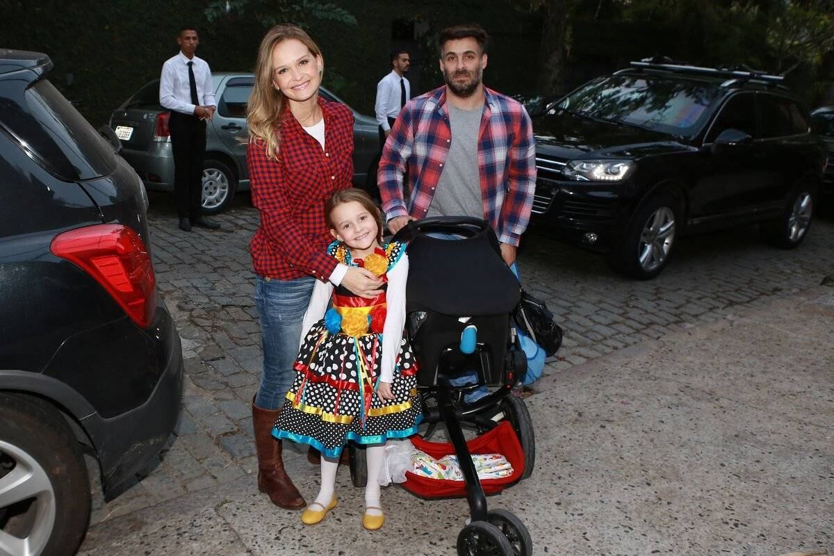 A atriz Fernanda Rodrigues foi acompanhada de toda a família para curtir a festança