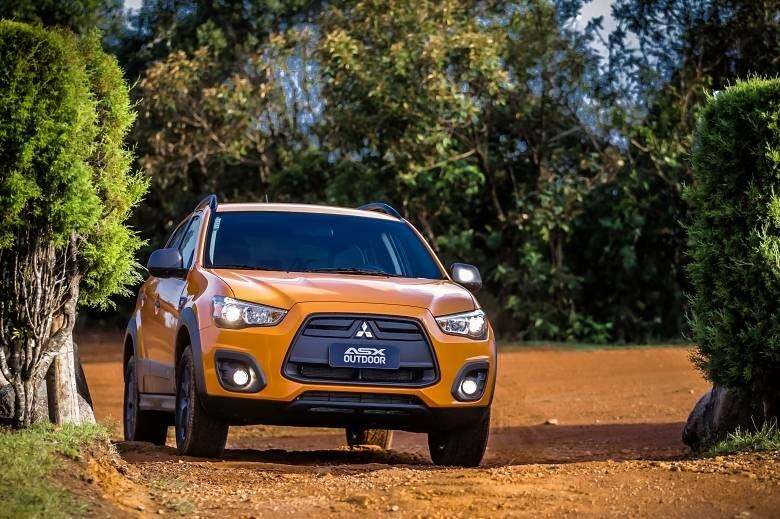 Na parte estética, o destaque é a presença marcante da cor cinza grafite na parte externa da carroceria. Grade, capa dos espelhos, saias, bases dos para-choques e rodas possuem a tonalidade