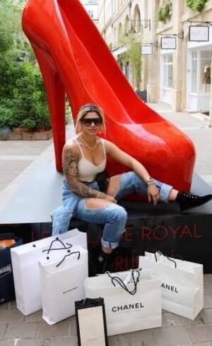 Dani Souza em dia de compras em Paris
