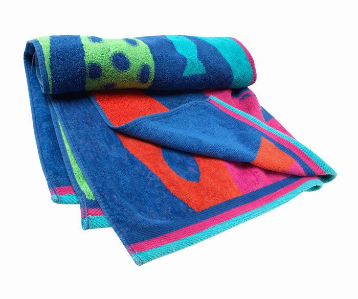 Para aumentar a umidade do ar na sua casa, use um umidificador. Se você não tem um aparelho desses, faça o seguinte: molhe uma toalha de banho grande e torça. Pendure a toalha molhada entre duas cadeiras, deixando uma das pontas mergulhada numa bacia ou em um balde cheio d'água