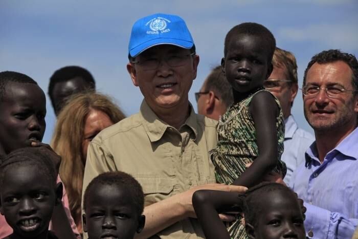 O Secretário-geral da ONU,
Ban Ki-moon, segura uma criança deslocada da região de
conflito no Sudão do Sul durante sua visita ao país