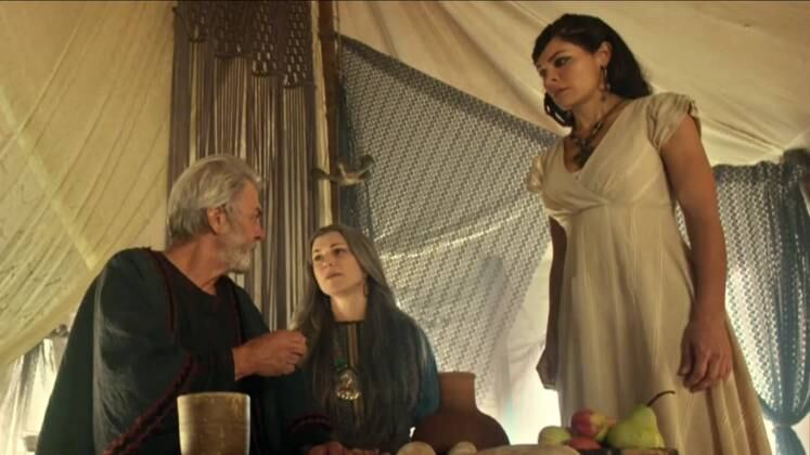 Sara convence Abraão a se deitar com a serva, que ficou surpreso com o pedido. Agar gera Ismael, que causa diversos conflitos no acampamento 