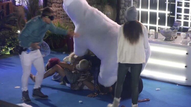 Para fechar a comemoração com chave de ouro, Rico foi o alvo do famoso "montinho"! Gui Araujo, MC Gui e Dynho fizeram a brincadeira ganhar espaço na festa, com destaque para o urso polar de pelúcia que serviu como o topo da vez. Isso sim é diversão até o último minuto!

Acompanhe A Fazenda 13! O reality vai ao ar de segunda a sexta-feira às 22h45; aos sábados, depois da novela Gênesis e, aos domingos, após o Domingo Espetacular!

Assine o PlayPlus e tenha acesso à transmissão 24 horas de A Fazenda 13

