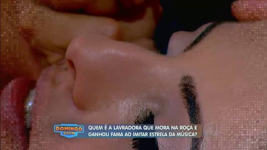 — Desde que ela nasceu, ela é especial, nasceu com esse dom. Tem amor com o próximo, ela está sempre ali pra perdoar, pra amar...Ela vira outra pessoa, parece que desce um espírito que a gente nem acredita que é ela. Não é aquilo que a gente criou!
+ Assista aos destaques do último domingo (1º)!
+ Aproveite e confira as matérias do programa Domingo Show
+ Já curtiu a página do Domingo Show no Facebook? É só clicar!
+ Siga o Domingo Show no Twitter e receba conteúdos exclusivos!