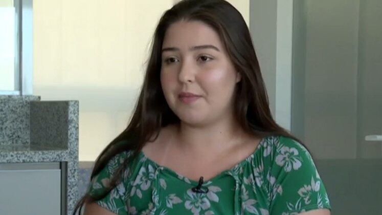 Flora, que recebe cerca de R$ 60 mil na plataforma, não mora no prédio, mas estava fazendo uma sessão de fotos e vídeos na área comum da piscina, para o desagrado de moradores que estavam no local