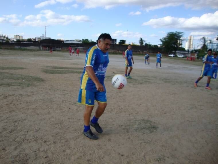Ele conta que já disputou partidas de várzea, há alguns anos, contra o pai do craque Hulk, sr. Gilvan. Mas ele não conhecia o filho do colega até ele se tornar um jogador famoso. "Eu via ele como mais um menino entre tantos por aqui que gostam de futebol. Não imaginava que ia chegar tão longe. É uma coisa muito boa para a Paraíba o sucesso do Hulk. Ele é um exemplo para o nosso Estado".

