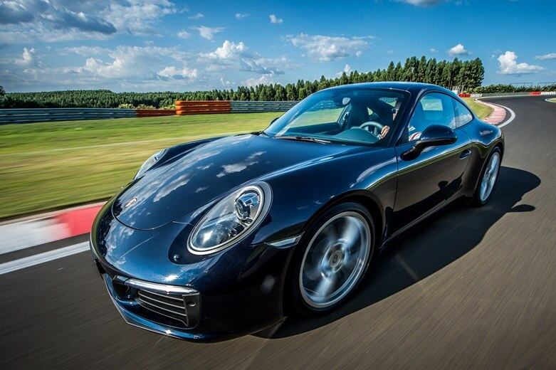 Mas voltemos aos carros. A versão S já vem um pouco mais animada e com fôlego, com 420 cavalos e 50,9 kgfm de torque, o que o faz percorrer até os 100 km/h em 3,9 s e a máxima fica na casa dos 306 km/h. A tração pode ser integral (designada pelo numeral 4) ou traseira