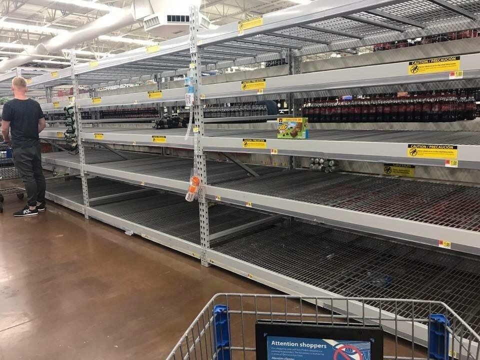 Quem deixou para estocar água e comida para se precaver contra os efeitos do furacão teve dificuldades para comprar produtos
Brasileira relata "caos" e "muita gente desesperada" nos Estados Unidos
