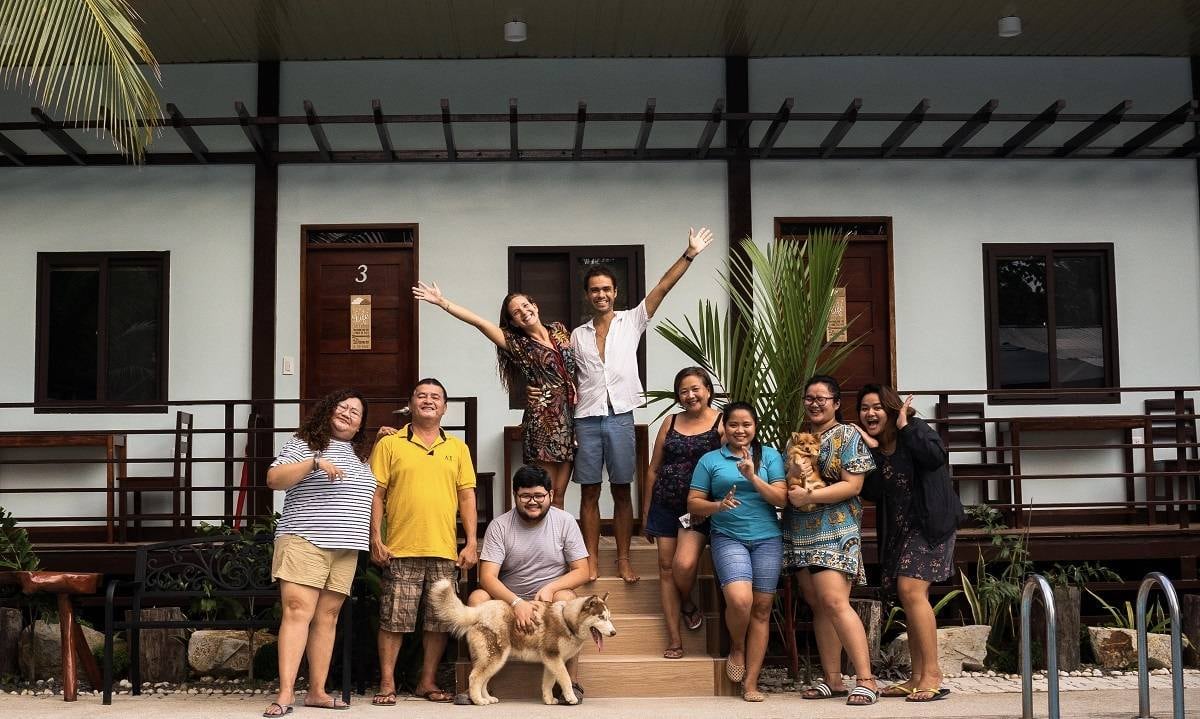 Casal posa com a família dona da pousada que os acolheu durante quarentena em Port Barton, na ilha de Palawan, nas Filipinas. Vivien e Leandro descrevem período vivido ali como tranquilidade em meio ao caos