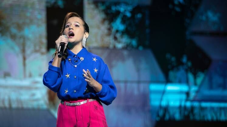 Eloá Alves, de 13 anos, é de Atibaia (SP) e começou a cantar na igreja por incentivo da irmã mais velha. Com Drivers License, de Olivia Rodrigo, ela levantou 89 jurados
