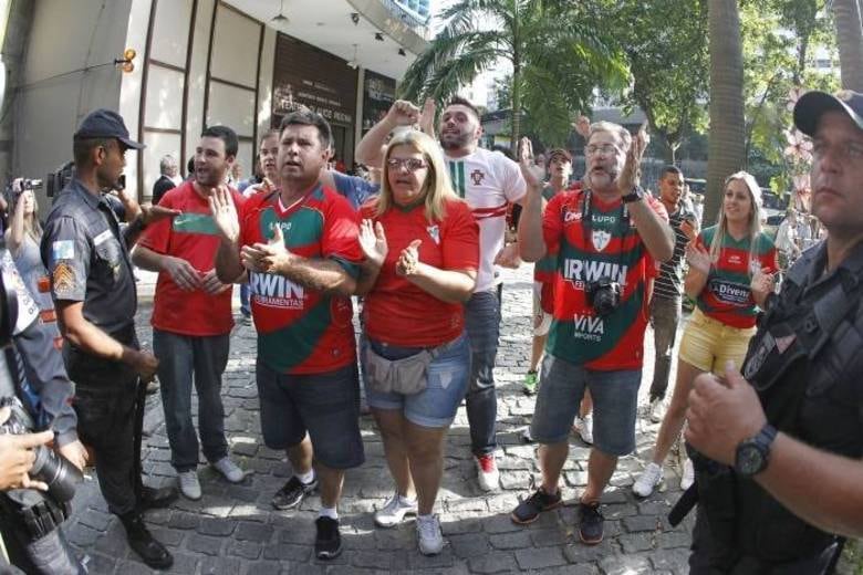 Torcedores da Portuguesa acompanham o julgamento que puniu o clube no STJD, na segunda-feira (16)