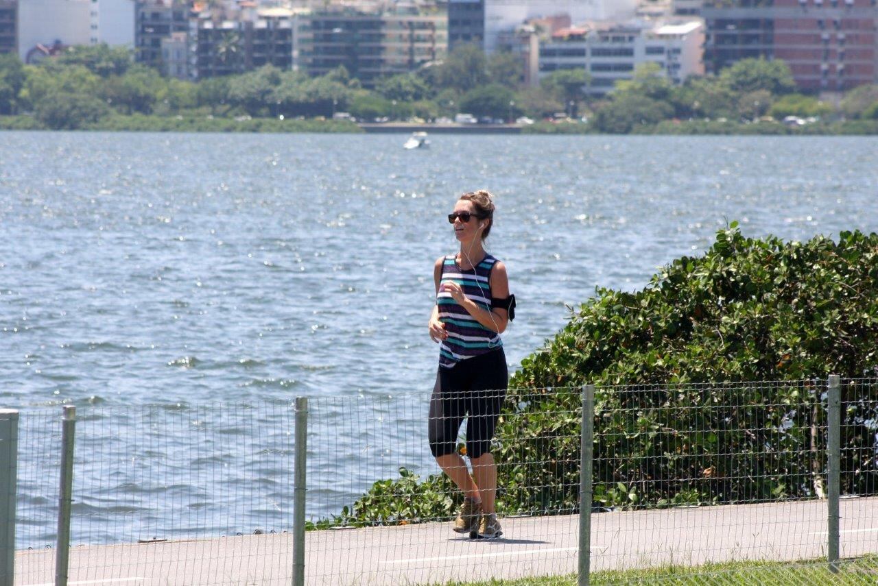 Juliana corre em torno da Lagoa Rodrigo de Freitas, no Rio
