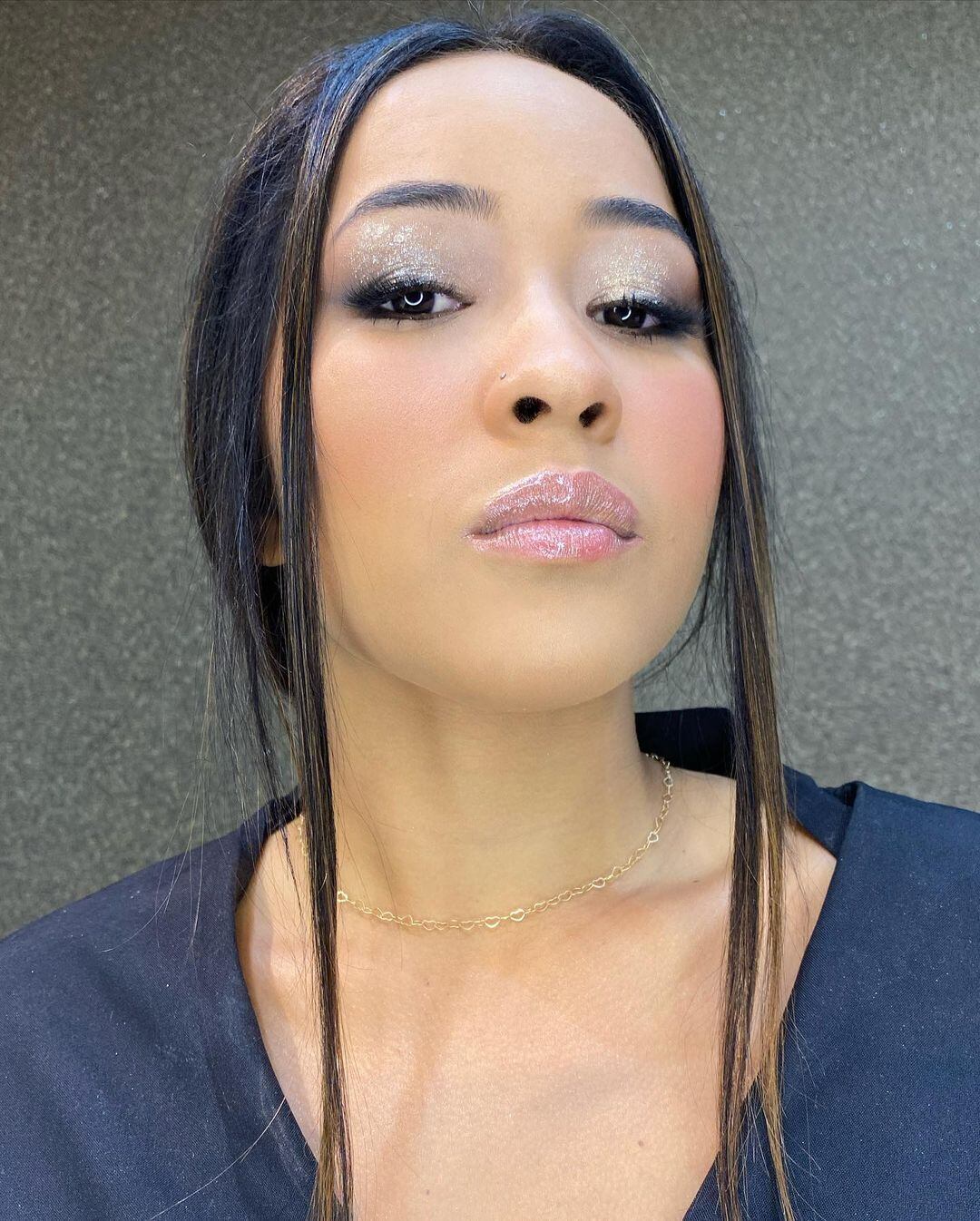 A influenciadora morreu após entrar no carro do ex-namorado, que havia estacionado o veículo do lado de fora do condomínio onde a jovem morava, em Hortolândia, no interior de São Paulo. Dentro do automóvel, a polícia encontrou Micaelly e David baleados — a arma estava na mão do homem