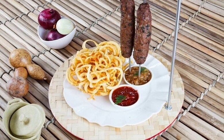 Café Palhares
Prato - Kafta Pendurada: kafta no espeto servida com batata enroscada e molho chutney de abacaxi.
Endereço: rua dos Tupinambás, 638 - centro