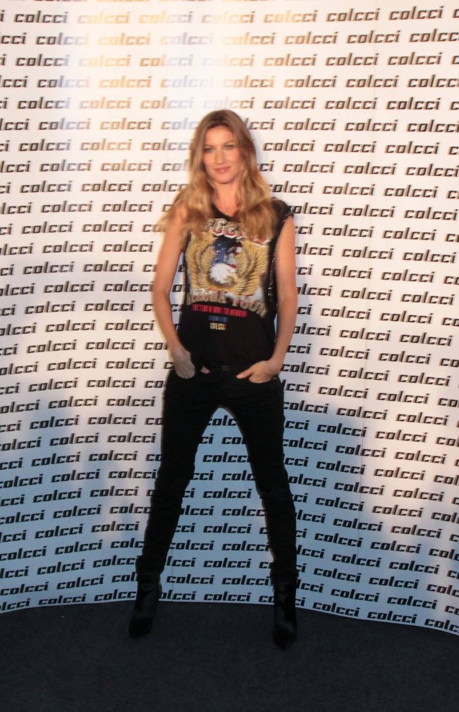 Gisele Bündchen posa nos bastidores do desfile da Colcci na SPFW