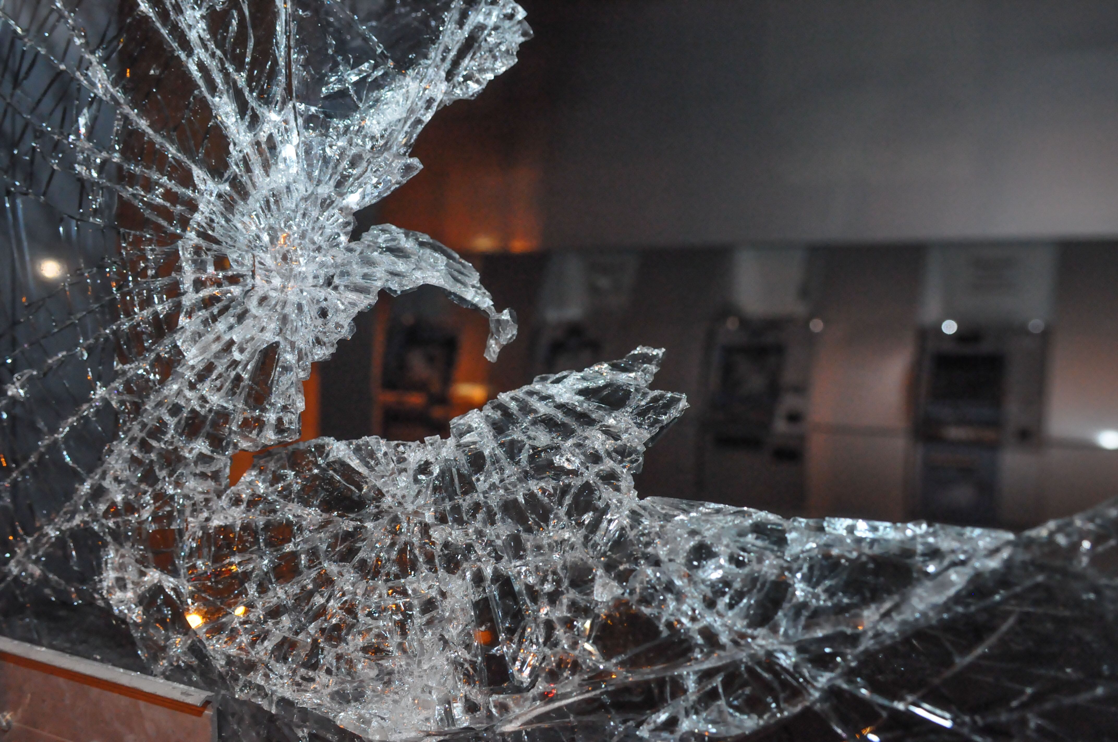 Agências bancárias também foram alvo das depredações e amanheceram destruídas