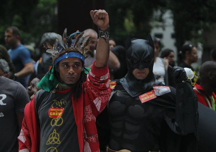 O famoso "Batman dos protestos" voltou às ruas e se juntou a um índio